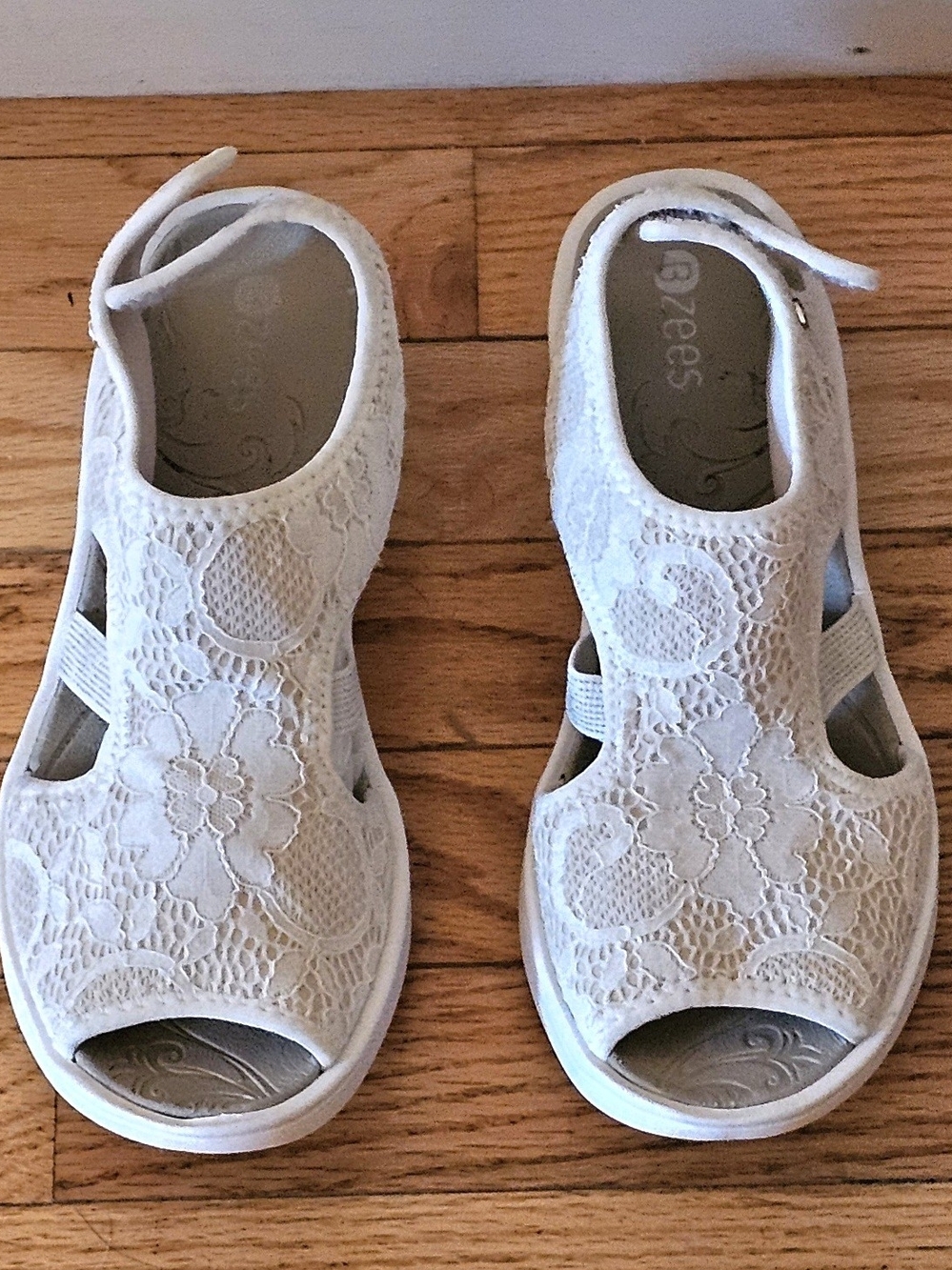 Bzees White Floral Lace Comfort Sandals Sz 6.5